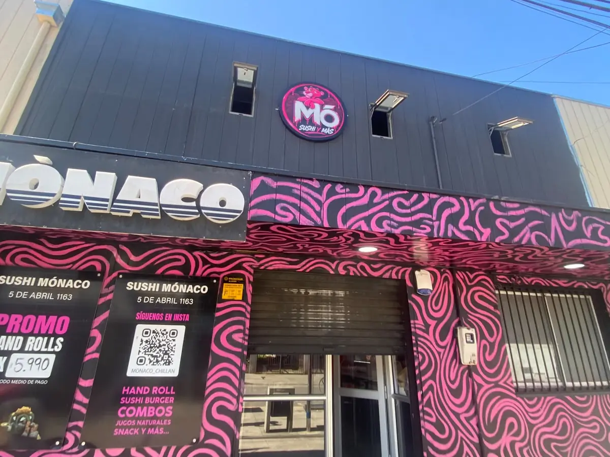 Fachada de Mónaco en 5 de Abril 1163, Chillán, con el mural fucsia y negro y el letrero circular Mó